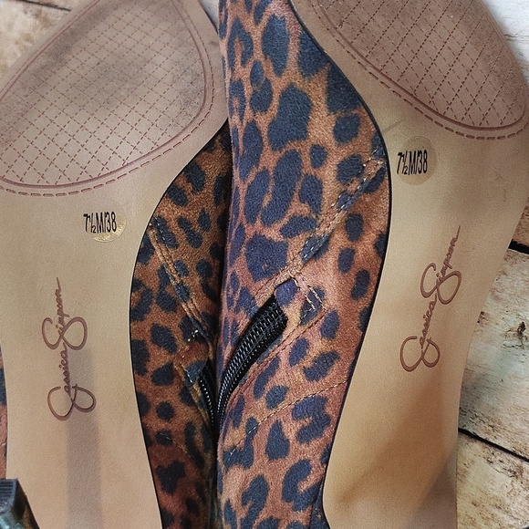 Stylish Leopard Print Heeled Boots - Picture 4 of 4